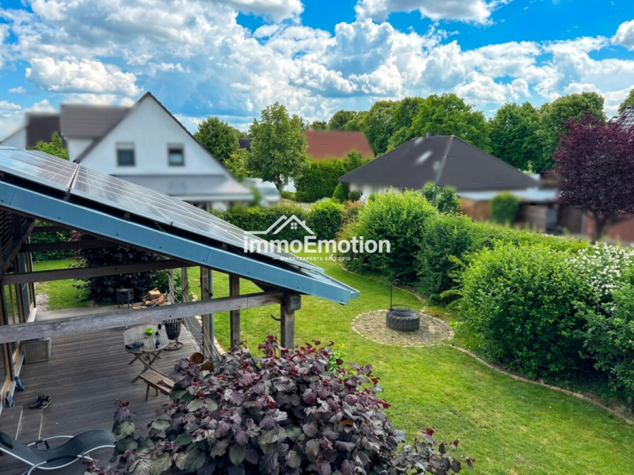 blick-in-den-garten - Nichts von der Stange: Nachhaltiges 8-Zimmer-Holzhaus mit PV-Anlage, Pelletheizung und Ferienwohnung