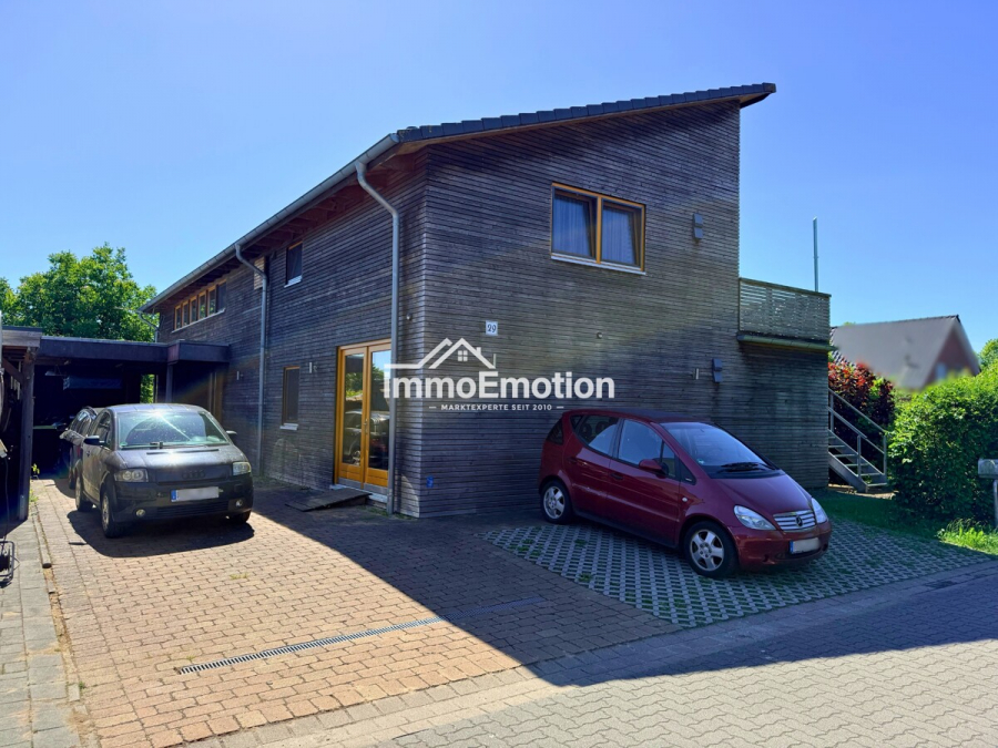 Zufahrt und Stellplätze - Nichts von der Stange: Nachhaltiges 8-Zimmer-Holzhaus mit PV-Anlage, Pelletheizung und Ferienwohnung