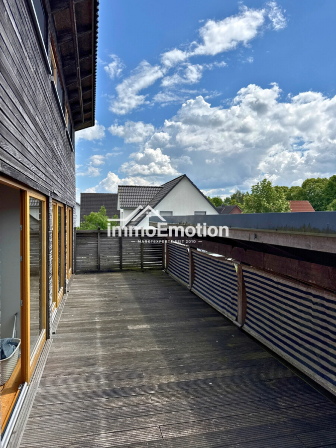 Balkon vor den Zimmern oben - Nichts von der Stange: Nachhaltiges 8-Zimmer-Holzhaus mit PV-Anlage, Pelletheizung und Ferienwohnung