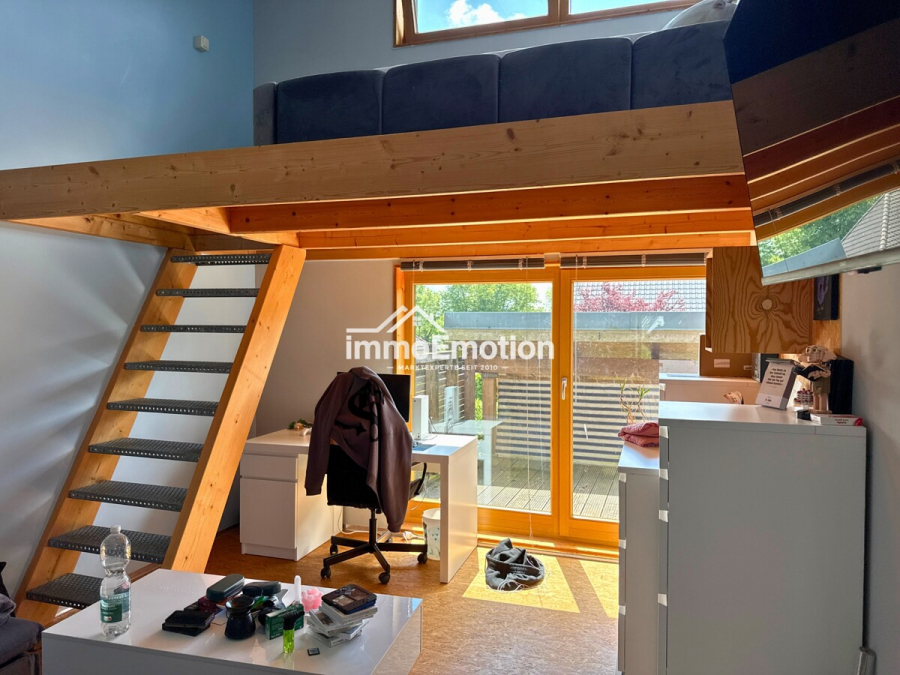 eins der zimmer im dachgeschoss - Nichts von der Stange: Nachhaltiges 8-Zimmer-Holzhaus mit PV-Anlage, Pelletheizung und Ferienwohnung