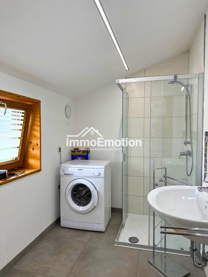 das Duschbad in der Ferienwohnung - Nichts von der Stange: Nachhaltiges 8-Zimmer-Holzhaus mit PV-Anlage, Pelletheizung und Ferienwohnung