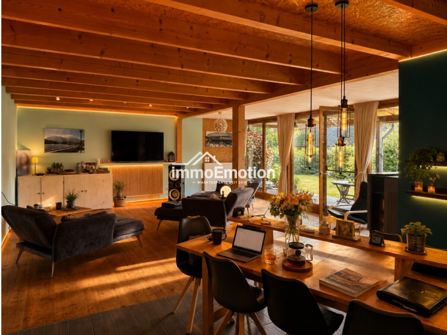 Wohnbereich mit Essbereich - Nichts von der Stange: Nachhaltiges 8-Zimmer-Holzhaus mit PV-Anlage, Pelletheizung und Ferienwohnung