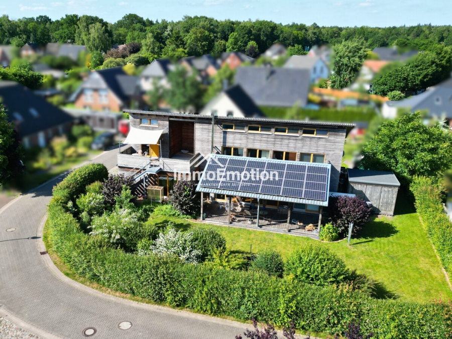 haus-kaufen-in-lauenbrueck - Nichts von der Stange: Nachhaltiges 8-Zimmer-Holzhaus mit PV-Anlage, Pelletheizung und Ferienwohnung