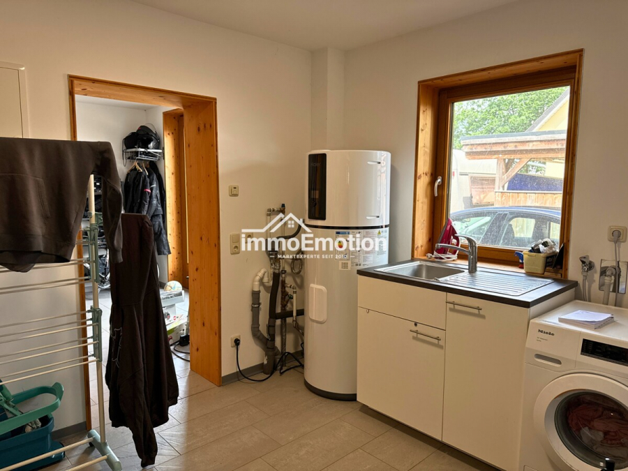 Hauswirtschaftsraum - Nichts von der Stange: Nachhaltiges 8-Zimmer-Holzhaus mit PV-Anlage, Pelletheizung und Ferienwohnung