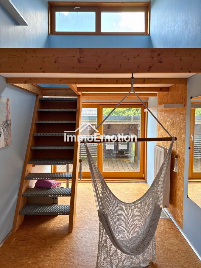 Zimmer mit Empore und Zugang auf den Balkon - Nichts von der Stange: Nachhaltiges 8-Zimmer-Holzhaus mit PV-Anlage, Pelletheizung und Ferienwohnung
