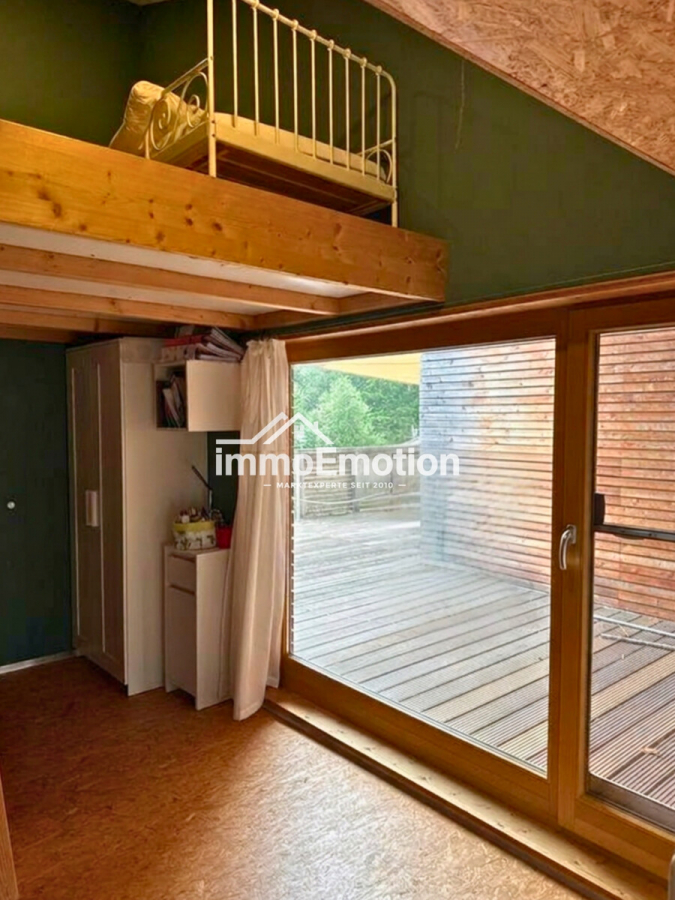 Zimmer mit Zugang zum Freisitz - Nichts von der Stange: Nachhaltiges 8-Zimmer-Holzhaus mit PV-Anlage, Pelletheizung und Ferienwohnung