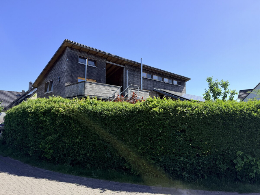 Ansicht Straße - Nichts von der Stange: Nachhaltiges 8-Zimmer-Holzhaus mit PV-Anlage, Pelletheizung und Ferienwohnung