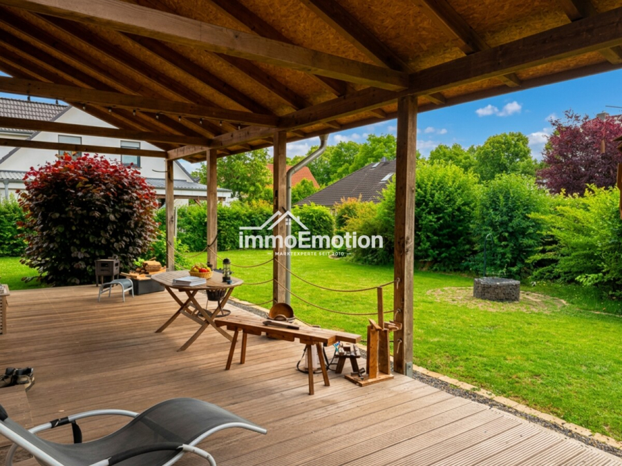 überdachte-terrasse - Nichts von der Stange: Nachhaltiges 8-Zimmer-Holzhaus mit PV-Anlage, Pelletheizung und Ferienwohnung