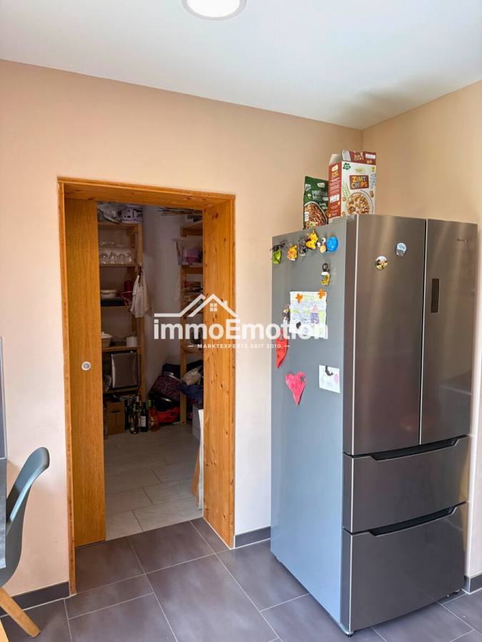 Vorratsraum angrenzend zur Küche - Nichts von der Stange: Nachhaltiges 8-Zimmer-Holzhaus mit PV-Anlage, Pelletheizung und Ferienwohnung