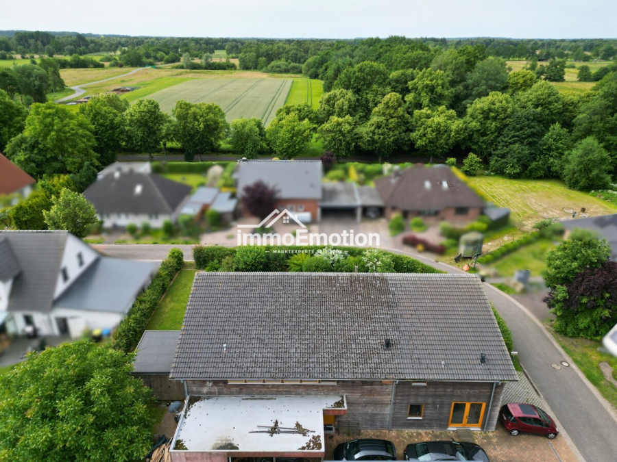 angrenzend-an-die-natur - Nichts von der Stange: Nachhaltiges 8-Zimmer-Holzhaus mit PV-Anlage, Pelletheizung und Ferienwohnung