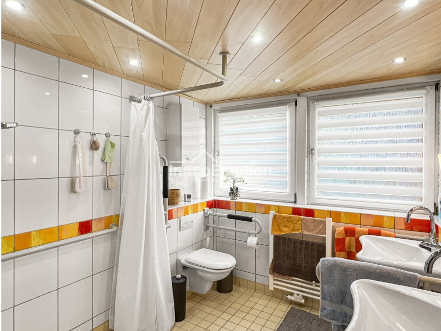 duschbad-dachgeschoss - Familienfreundliches EFH in begehrter Lage von Rotenburg (Wümme) – 5 Zimmer, 2 Bäder, Teilkeller!