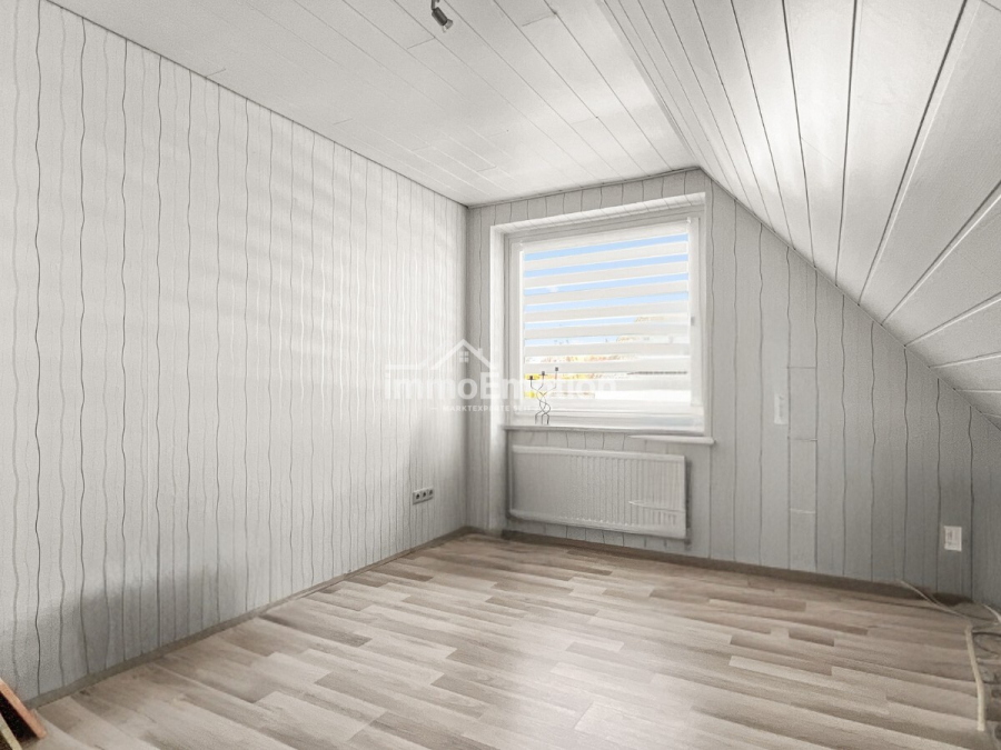 Zimmer-dachgeschoss - Familienfreundliches EFH in begehrter Lage von Rotenburg (Wümme) – 5 Zimmer, 2 Bäder, Teilkeller!
